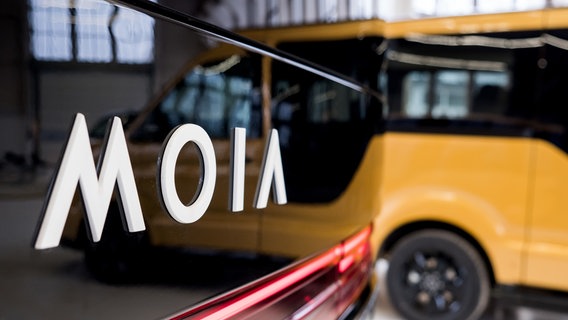 Fahrzeuge des VW-Fahrdienstes Moia stehen auf einem Betriebshof. © picture alliance/Daniel Bockwoldt Foto: Daniel Bockwoldt