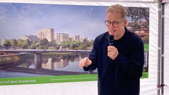 Hamburgs Oberbaudirektor Franz-Josef Höing vor einer Visualisierung der Moldauhafenbrücke. © NDR Foto: Reinhard Postelt