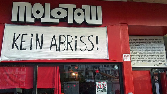 Außenansicht vom Molotow auf der Hamburger Reeperbahn mit dem Plakat "Kein Abriss". © NDR Foto: Heiko Block