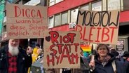 Demonstrierende halten vor dem "Molotow" in Hamburg Plakate hoch. © NDR Foto: Screenshot