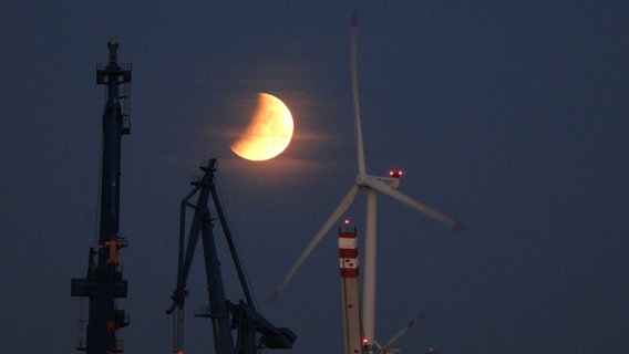 Eine partielle Mondfinsternis über dem Hamburger Hafen. © picture alliance / rtn - radio tele nord | rtn, frank bründel Foto: frank bründel