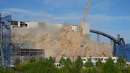 Eine Staubwolke steigt nach der Sprengung des zweiten Kesselhauses des ehemaligen Hamburger Kohlekraftwerks Moorburg auf. © picture alliance / dpa Foto: Marcus Brandt