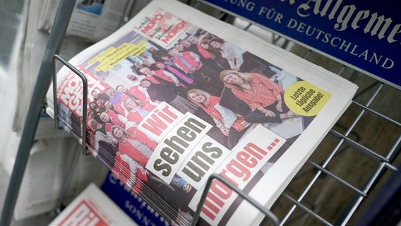 Die letzte gedruckte Ausgabe der "Hamburger Morgenpost" als Tageszeitung liegt in der Auslage eines Kiosks. © picture alliance / dpa Foto: Marcus Brandt