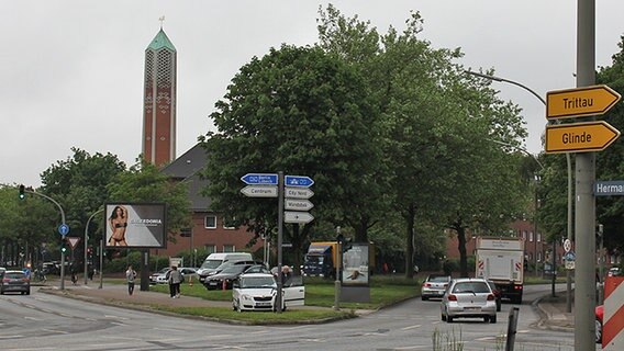 Von einer Kreuzung aus ist der Turm der ehemaligen Kapernaumkirche zu sehen. © NDR.de Foto: Kristina Festring-Hashem Zadeh