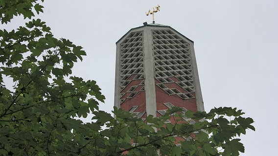 Auf dem Turm der ehemaligen Kapernaumkirche ist ein goldener Allah-Schriftzug befestigt © NDR.de Foto: Kristina Festring-Hashem Zadeh