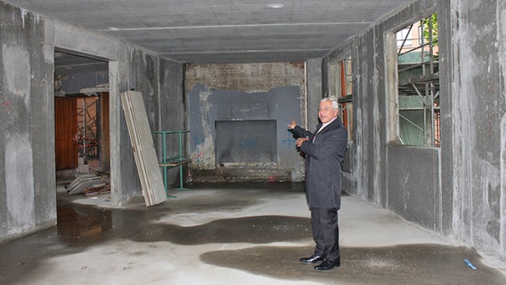 Daniel Abdin auf der Baustelle in der ehemaligen Kapernaumkirche © NDR.de Foto: Kristina Festring-Hashem Zadeh