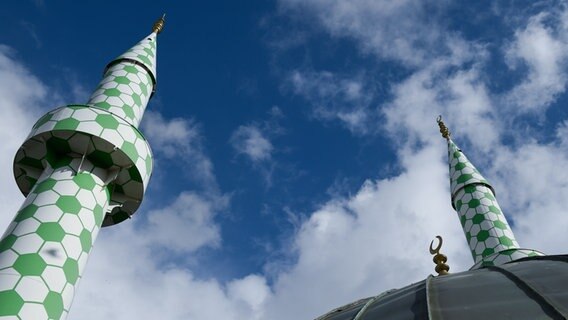 Wolken ziehen in Hamburg hinter den Türmen der Centrum-Moschee vorbei. © picture alliance / dpa 