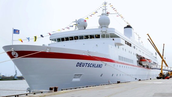 Das Kreuzfahrtschiff MS "Deutschland" liegt im Hafen von Hamburg. © dpa Foto: Jens Ressing dpa/lno