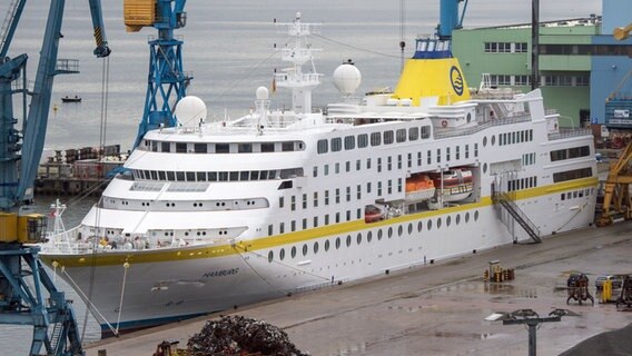 Die MS "Hamburg" im Hafen von Stralsund. © picture alliance/dpa Foto: Stefan Sauer