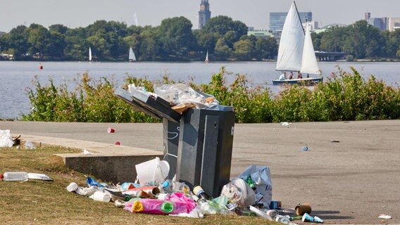 Ein überquellenden Mülleimer am Schwanenwik in Hamburg. (Symbolfoto) © picture alliance/dpa Foto: Georg Wendt