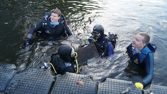 Taucher holen Müll aus der Alster. © Frank Bründel / Citynewstv Foto: Frank Bründel