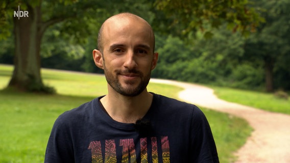 Alan aus Mümmelmannsberg steht auf einer Wiese © NDR Foto: Anna Leusch