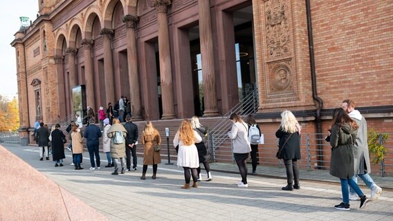 Dutzende Menschen stehen in der Warteschlange vor der Hamburger Kunsthalle. © picture alliance / Jonas Walzberg Foto: Jonas Walzberg