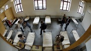Im Museum Ballinstadt nachgebaute Schlafhalle von oben aus aufgenommen. © picture-alliance/dpa 