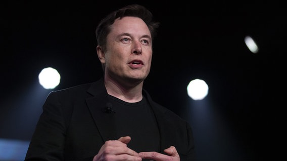 Tesla-Chef Elon Musk spricht bei einer Veranstaltung. © picture alliance / AP Photo Foto: Jae C. Hong
