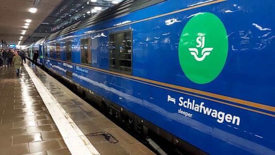 Ein Nachtzug nach Stockholm steht an einem Bahngleis in Hamburg. © NDR Foto: Jörg Naroska