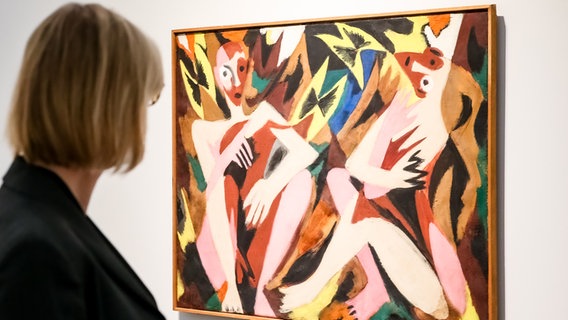 Eine Frau betrachtet in der Ausstellung "Ernst Wilhelm Nay. Retrospektive" das Bild "Paar mit Schmetterlingen" in der Hamburger Kunsthalle. © picture alliance / dpa Foto: Markus Scholz