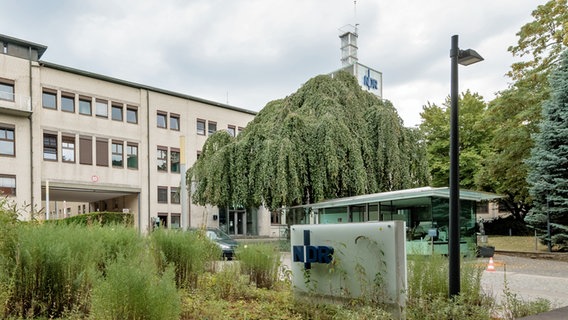 Blick auf den Haupteingang des NDR an der Rothenbaumchaussee. © picture alliance/dpa Foto: Markus Scholz