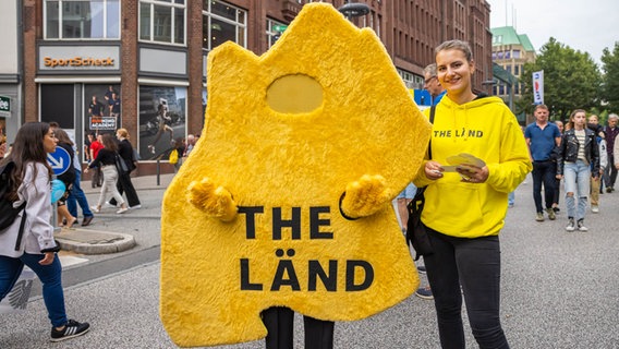 Baden-Württemberg präsentiert sich auf der Ländermeile in fröhlichem Gelb mit dem Slogan "The Länd". © NDR Foto: Axel Herzig