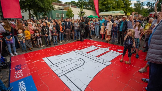 Beim NDR Festival in Hamburg-Volksdorf am 23. Juli 2022 setzen Hamburgerinnen und Hamburger ein Puzzle zusammen. © NDR Foto: Axel Herzig
