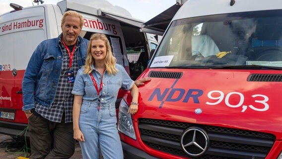 Am 23. Juli 2022 stehen beim NDR Festival Dave Hänsel und Eva Tanski nebeneinander. © NDR Foto: Axel Herzig