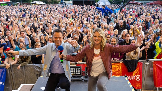 Am 23. Juli 2022 stehen beim NDR Festival Ulf Ansorge und Nicole Steins nebeneinander auf der Bühne. Im Hintergrund ist das Publikum zu sehen. © NDR Foto: Axel Herzig