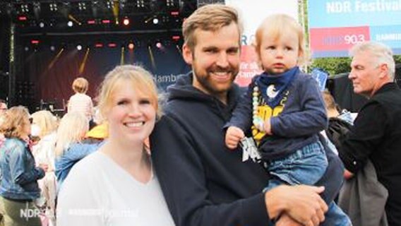 Eine Familie lächelt in die Kamera © NDR Foto: Screenshot