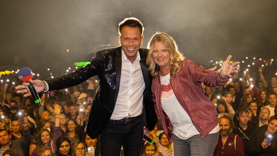 Ulf Ansorge (li.) und Nicole Steins am 23. Juli 2022 auf der NDR Festival Bühne in Volksdorf © NDR Foto: Axel Herzig