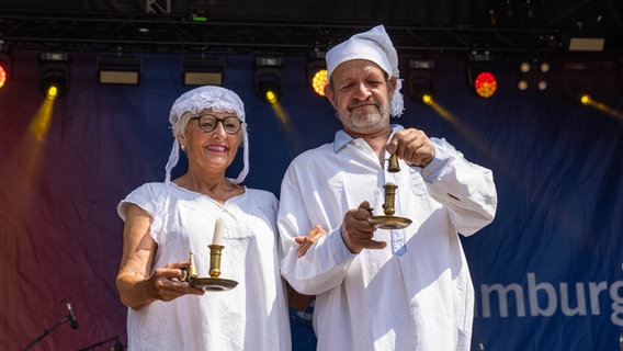 Ein Paar in präsentiert historische Unterwäsche bei einer Modenschau auf der Bühne des NDR Festival © NDR Foto: Axel Herzig