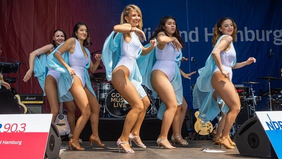 Weibliche Teenager vom Walddörfer Sportverein tanzen Salsa auf der Bühne des NDR Festivals © NDR Foto: Axel Herzig