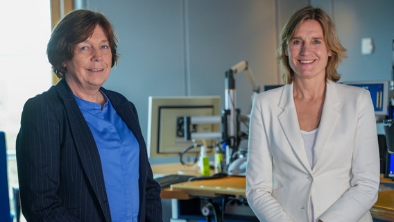 Sabine Rossbach (l.) und Ilka Steinhausen im Studio von NDR 90,3. © NDR Foto: Arman Ahmadi