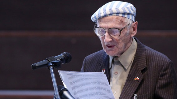 Der ehemalige Häftling im Konzentrationslager Neuengamme, Janusz Kahl (Polen), spricht am 04.05.2015 in der KZ-Gedenkstätte Neuengamme © dpa-Bildfunk Foto: Bodo Marks