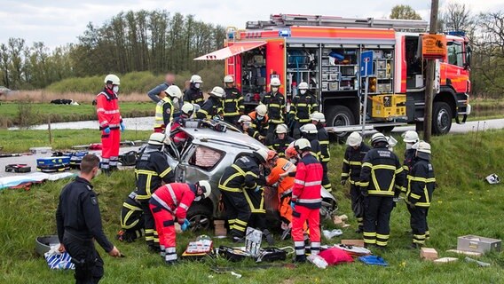 Nach einem Autounfall in Neuengamme befreit die Polizei eingeklemmte Insassen. © dpa-Bildfunk Foto: Daniel Bockwoldt