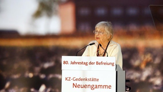 Die Überlebende Helga Melmed, die heute in den USA lebt, spricht bei der zentralen Hamburger Gedenkfeier zum 80. Jahrestag der Befreiung der Häftlinge des KZ Neuengamme. Zu der Gedenkfeier werden mehrere hundert internationale Gäste erwartet. © picture alliance/dpa | Georg Wendt Foto: Georg Wendt