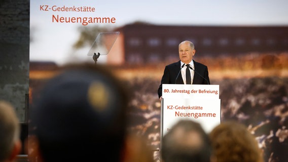Der scheidende Bundeskanzler Olaf Scholz spricht bei der zentralen Hamburger Gedenkfeier zum 80. Jahrestag der Befreiung der Häftlinge des KZ Neuengamme. Zu der Gedenkfeier werden mehrere hundert internationale Gäste erwartet. © picture alliance/dpa Foto: Georg Wendt