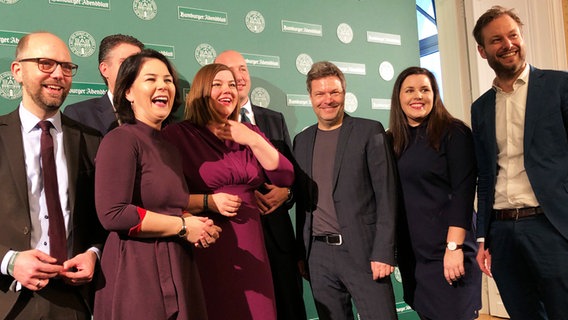 Die Vertreterinnen und Vertreter der Grünen auf dem Neujahrsempfang des Abendblatts: Till Steffen, Anna-Lena Baerbock, Katharina Fegebank, Robert Habeck, Anna Gallina und Anjes Tjarks. Im Hintergrund: Abendblatt-Geschäftsführer Claas Schmedtje und Chefredakteur Lars Haider. © NDR Foto: Andreas Gaertner