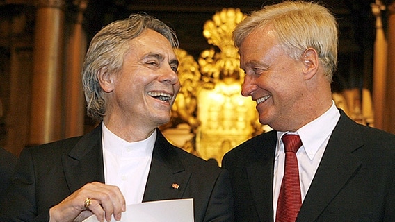 Der Ballett-Intendant John Neumeier (l.) und Hamburgs Erster Bürgermeister Ole von Beust (CDU) im Großen Festsaal des Rathauses in Hamburg während der Übergabe der Ehrenbürgerurkunde. © dpa 