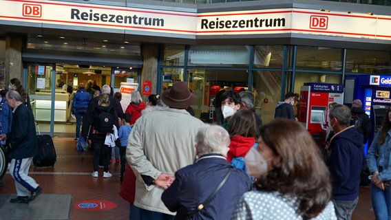 Zum Start des Vorverkaufs in Hamburg war das Interesse laut HVV sehr groß. Tausende kauften sich bereits das Neun-Euro-Ticket online. Zeitweise war das Angebot wegen des großen Andrangs nicht erreichbar. Am Reisezentrum am Hauptbahnhof Hamburg gab es am 23.05.2022 eine lange Warteschlange  Foto: picture alliance / rtn - radio tele nord