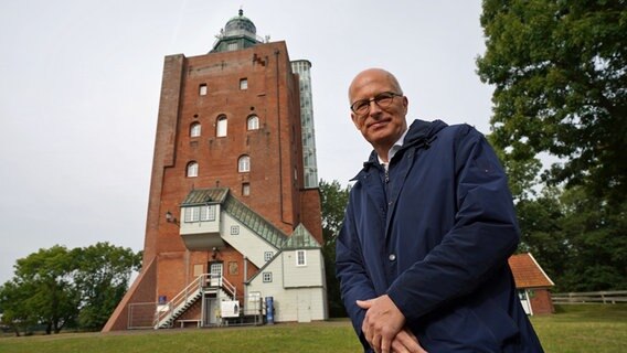 Hamburgs Bürgermeister Peter Tschentscher steht vor dem Leuchtturm in Neuwerk. Die Insel vor Cuxhaven gehört zur Hansestadt. © picture alliance / dpa Foto: Marcus Brandt