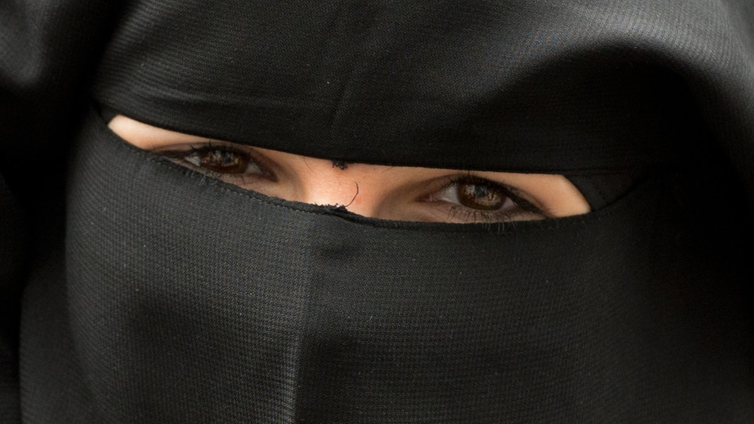 Eine Frau trägt einen Niqab.
