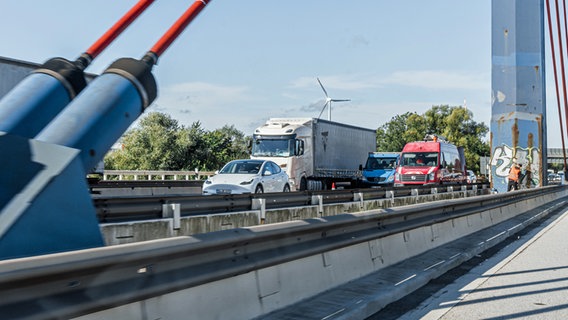 Autos fahren über die Norderelbbrücke in Hamburg. (Archivfoto) © Markus Scholz/dpa 
