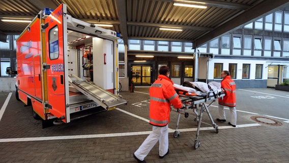 Rettungssanitäter vor der Asklepios-Klinik Altona in Hamburg © dpa Foto: Marcus Brandt