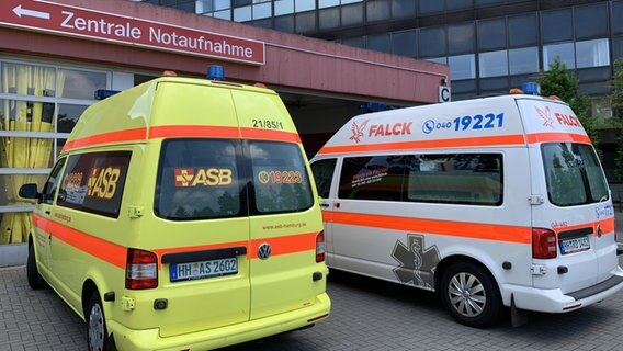 Fahrzeuge vor einem Schild mit der Aufschrift Zentrale Notaufnahme an der Aklepios Klinik Altona in Hamburg. © picture alliance / rtn 