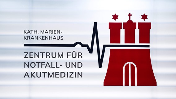 Ein Logo "Zentrum für Notfall- und Akutmedizin am Marienkrankenhaus" ist bei der Eröffnung des neuen Integrierten Notfallzentrums in Hamburg zu sehen. © picture alliance / dpa Foto: Christian Charisius