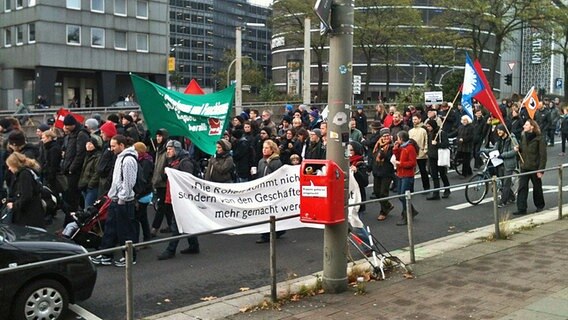 Demonstranten ziehen durch die Hamburger Innenstadt beim Protest für eine vollständige Aufklärung der NSU-Mordserie. © NDR 