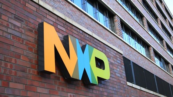 Am Gebäude von NXP in Hamburg-Lokstedt ist das Logo des Halbleiterherstellers angebracht. © IMAGO / Hanno Bode 