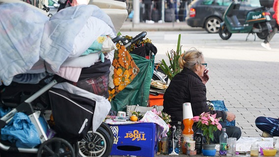 Eine offenbar obdachlose Frau in der Hamburger Innenstadt. © picture alliance 