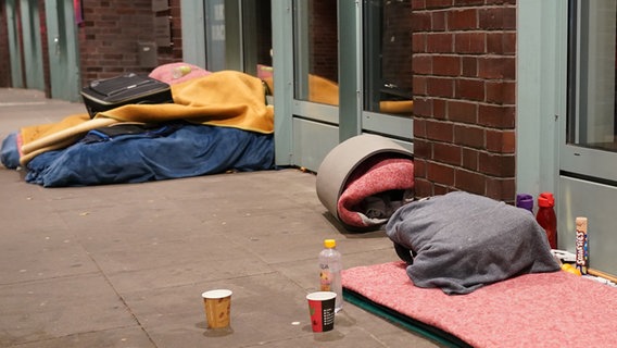 Schlafplätze von obdachlosen Menschen in der Hamburger Innenstadt. © picture alliance/dpa Foto: Marcus Brandt