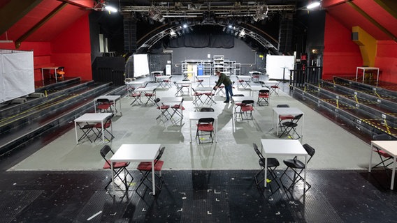 Im November 2020 stehen im Konzertsaal der Markthalle Tische und Stühle für obdachlose Menschen bereit. Im November 2020 stehen im Konzertsaal der Markthalle Tische und Stühle für obdachlose Menschen bereit. © picture alliance/dpa Foto: Daniel Reinhardt