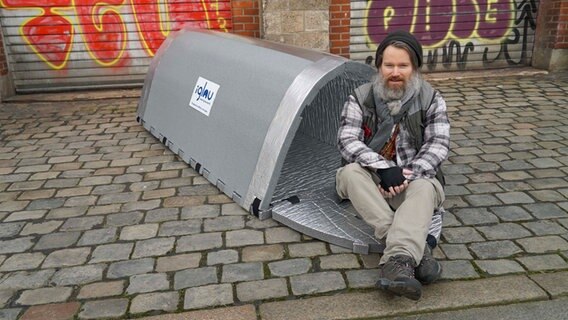 Max Bryan sitzt in einem Iglu für obdachlose Menschen. © picture alliance 